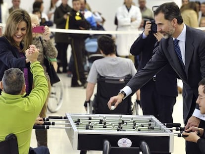 El Rey con doña Letizia en el hospìtal de parapléjicos de Toledo.