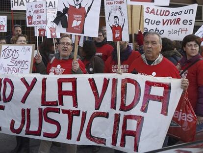 Concentración de afectados por la hepatitis frente al Supremo.