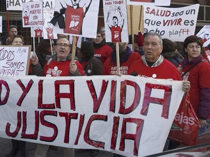 Concentración de afectados por la hepatitis frente al Supremo.