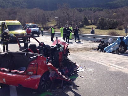 Los coches, destrozados tras el choque.