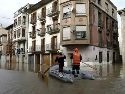 Miembros de Protección Civil ayudan a varias personas en el Casco Viejo de Tudela.