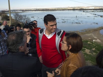 Pedro Sánchez, a orillas del Ebro desbordado en Ribaforada (Navarra).