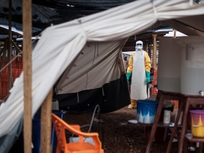 Un miembro de Médico Sin Fronteras en Kailahun (Sierra Leona).