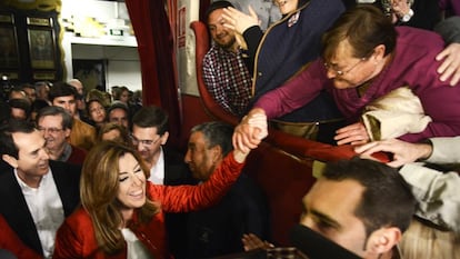 La candidata del PSOE entrando en el teatro de Almería donde abrió oficialmente la campaña