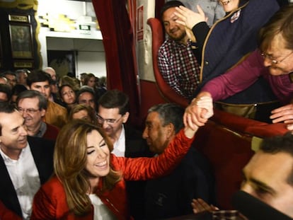 La candidata del PSOE entrando en el teatro de Almería donde abrió oficialmente la campaña