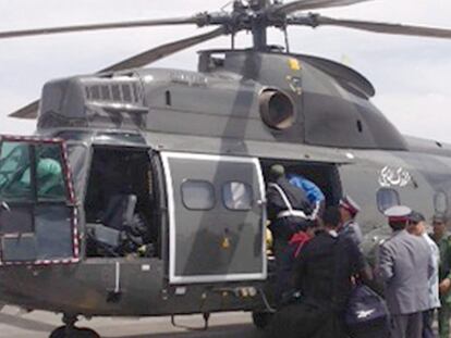 Helicóptero del ejército marroquí del rescate de los espeleólogos.