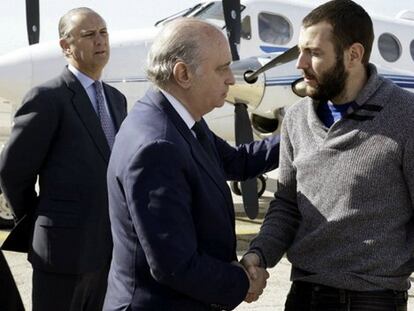 Fernández Díaz recibe al espeleólogo Juan Bolívar.