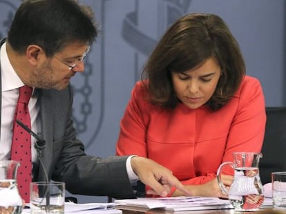 Rafael Catalá y Soraya Sáenz de Santamaría, este viernes.