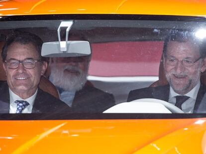 Mariano Rajoy con Artur Mas hoy en el Salón del Automóvil de Barcelona