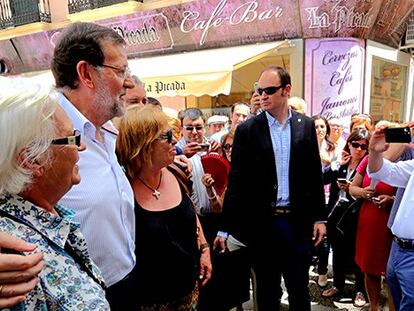 Monago fotografía a Rajoy con dos simpatizantes.