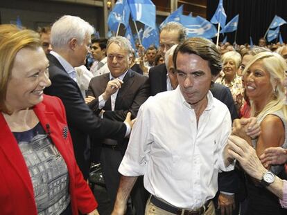 Aznar, entre militantes en el mitin del PP en Zaragoza.