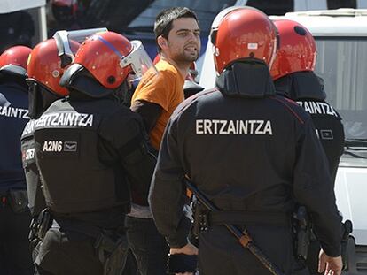 La policía desaloja a los manifestantes de Vitoria.