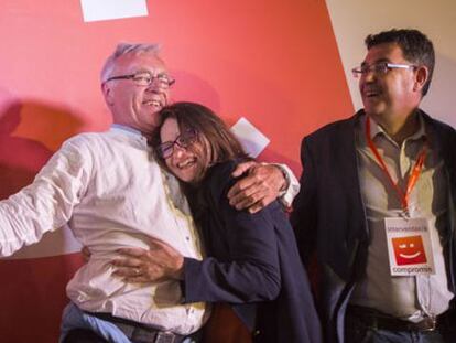 Mònica Oltra y Joan Ribó, de Compromís, celebran los buenos resultados conseguidos por la coalición.