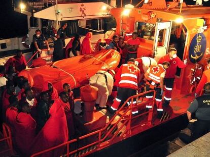 La Cruz Roja atiende a más de medio centenar de inmigrantes llegado a Ceuta en la madrugada del lunes.