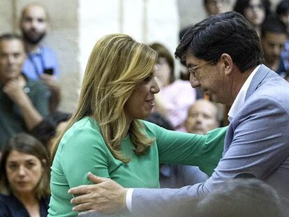 Susana Díaz se abraza al líder de Ciudadanos en Andalucía.