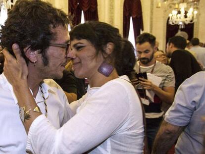 El nuevo regidor de Cádiz, José María González Santos 'Kichi' (i), recibe la felicitación de su pareja, la secretaria general de Podemos Andalucía, Teresa Rodríguez.