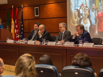 Juan Luis Cebrián, presidente del grupo Prisa, J. M. Sanz, rector de la Universidad Autónoma de Madrid, Ignacio Polanco, presidente de honor del Grupo Prisa y Belén Cebrián, directora de la Escuela de Periodismo de EL PAÍS.