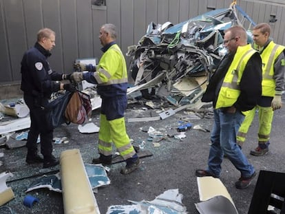 Un grupo de operarios entre los restos del accidente.