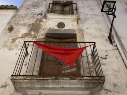 Un balcón de Coria adornado con el pañuelo de las fiestas.
