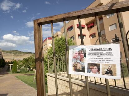 Un cartel en la puerta de la vivienda de Sergio.