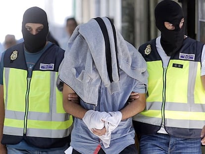 La policía durante la detención en San Martín de la Vega.