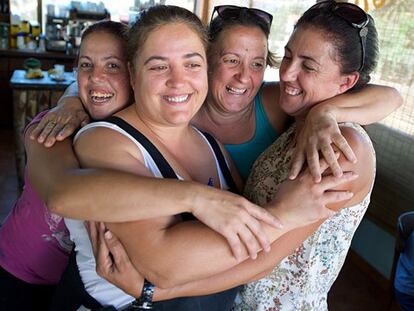 Las hijas de Josefa Hernández muestran su alegría en Fuerteventura.
