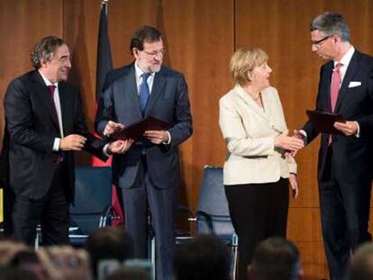 Mariano Rajoy y Angela Merkel con presidentes de asociaciones de empresarios españolas y alemanas este martes.