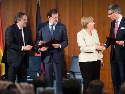 Mariano Rajoy y Angela Merkel con presidentes de asociaciones de empresarios españolas y alemanas este martes.