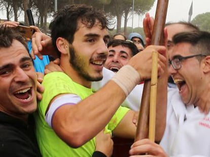 Fran Alcalá, tras hundir su lanza en el toro 'Rompesuelas'.