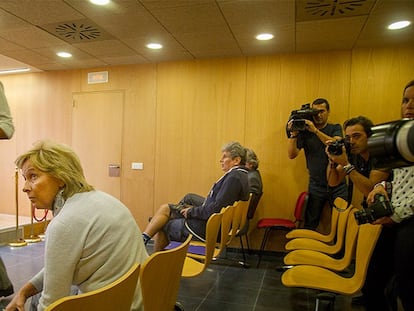 La viuda de la Duquesa Roja, Liliane Dahlmann, junto a los hijos de la aristócrata en la bancada contraria, en el juicio iniciado hoy en Sanlúcar.