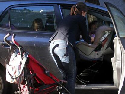 Las sillitas de los niños deben ir desde hoy en los asientos traseros del coche