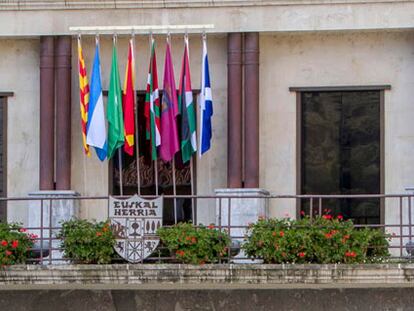 banderas en el Ayuntamiento de Llodio.