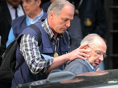 Rodrigo Rato escoltado por agentes de Aduanas el pasado 16 de abril.