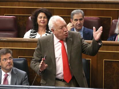 Margallo recomienda a un diputado de Convergencia que vaya al psiquiatra.