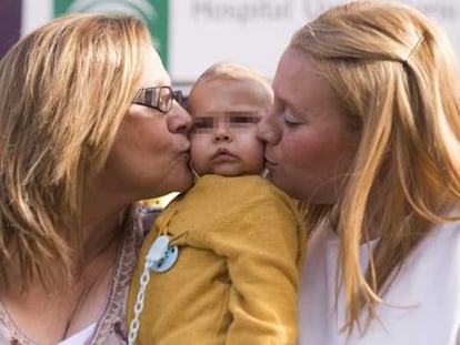 Francisca Fuentes, su nieto Juan José y la madre de este, en la puerta del Hospital Reina Sofía de Córdoba donde el niño recibió un trasplante de hígado de su abuela el 24 de junio pasado.