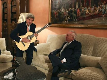 El secretario de Estado de EE UU, John Kerry, con la guitarra española que le regaló el ministro español de Asuntos Exteriores, José Manuel García-Margallo, esta tarde en Madrid. / BALLESTEROS (EFE)