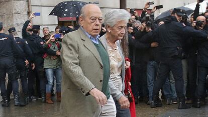 Jordi Pujol e sua esposa deixam a sua casa.