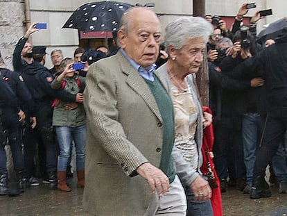 Jordi Pujol e sua esposa deixam a sua casa.