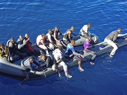 Los restos patera naufragada con los supervivientes, es rescatada por Salvamento Marítimo.