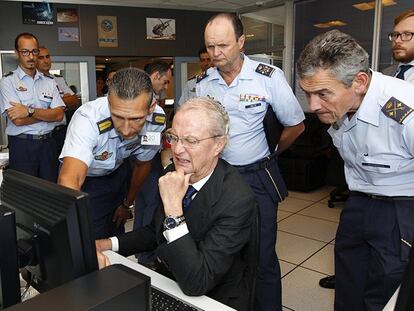 Morenés, en el centro de coordinación de Defensa en Gran Canaria.