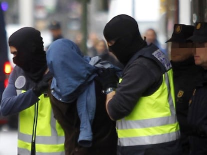 Agentes de la policía junto al detenido en Vallecas.