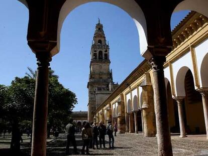 Turistas en el Patio de los Naranjos de la Mezquita de Córdoba.