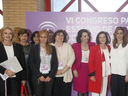 Susana Díaz, este lunes con las organizadoras del Congreso para el estudio de la Violencia contra las Mujeres que se celebra en Sevilla. / PACO PUENTES
