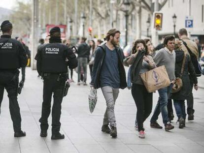 Agentes de los Mossos, en el Portal de l’Àngel de Barcelona.