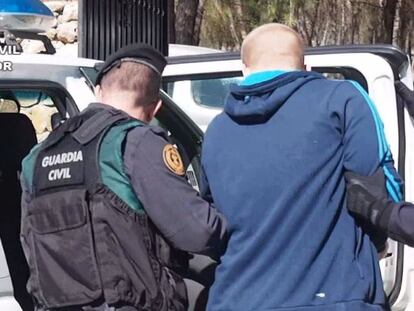 La Guardia Civil conduce a uno de los detenidos.