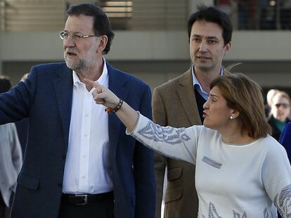 Rajoy, acompañado de la presidenta del PP valenciano, Isabel Bonig, este sábado en Valencia.