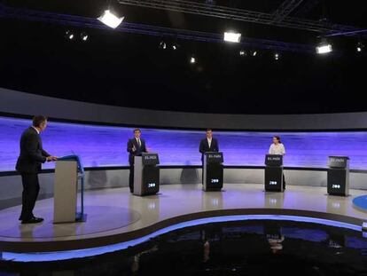 Carlos de Vega con Albert Rivera, Pedro Sánchez y Pablo Iglesias, este lunes.