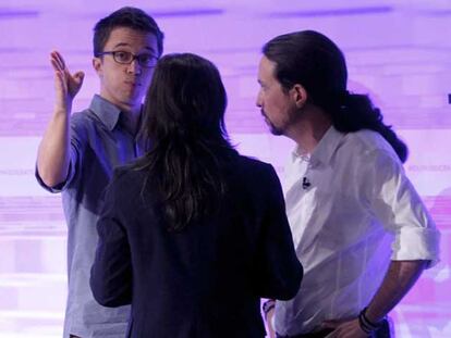 Pablo Iglesias, Íñigo Errejón e Irene Montero (de espaldas), minutos antes del debate.