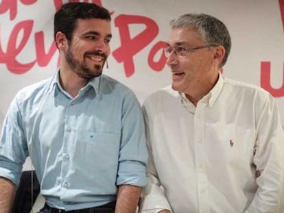 Alberto Garzón y Manuel Orviz, de IU, en un acto electoral en Oviedo
