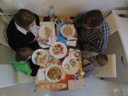 Sonia Moreno y su familia, en el almuerzo en Yuncos (Toledo).